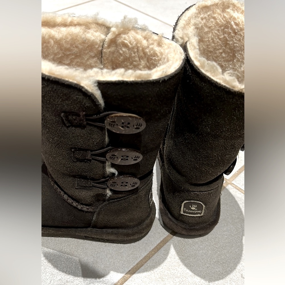 Beautiful hardly worn girls bear paw boots